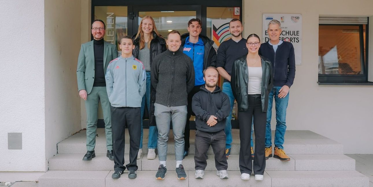 Der Sindelfinger Leichtathlet Velten Schneider (hintere Reihe Dritter von links) und der Böblinger Rollstuhlfechter Maurice Schmidt (hinten Zweiter von rechts) mit den anderen Stipedanten der Sport Region Stuttgart. Bild: z