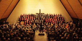 Michael Kuhn dirigiert das Jahreskonzert in der Sindelfinger Johanneskirche.