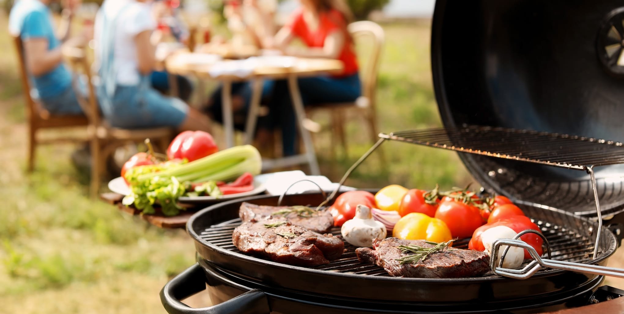 Fleisch, Gemüse, Wurst, Fisch, Käse: Auf dem Grill ist alles erlaubt. Unter dem Rost gibt es dagegen die Glaubensfrage.