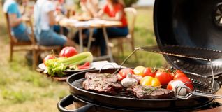 Fleisch, Gemüse, Wurst, Fisch, Käse: Auf dem Grill ist alles erlaubt. Unter dem Rost gibt es dagegen die Glaubensfrage.