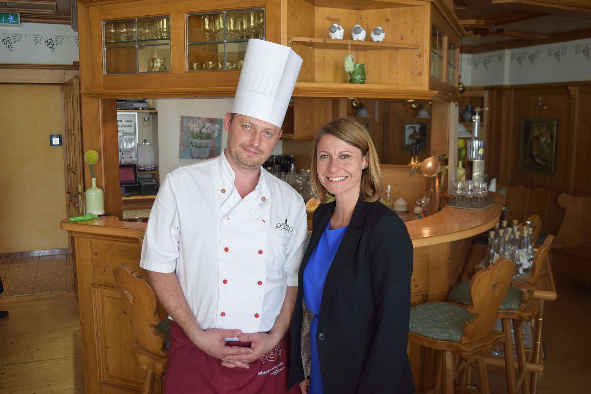 Sabine Kramer und Koch Jakob Kliewer vom Erikson Hotel würden sich über Verstärkung freuen.  Bild: Krauter