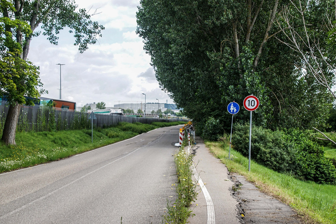 Sindelfingen: Käsbrünnlestraße - Radschnellweg statt Hubbelstrecke. Die Käsbrünnlestraße zwischen der Schwippe und dem Mercedes-Werk gehört zu den kaputtesten Straßen im Kreis Böblingen. Bild: z