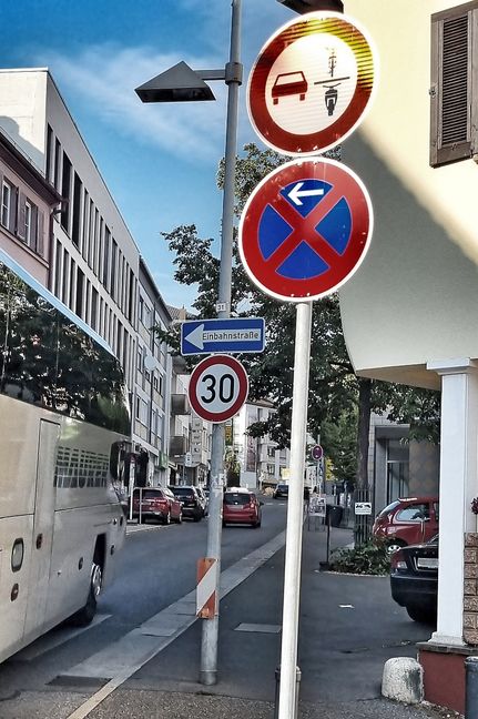 In der Oberen Poststraße hat das Verkehrszeichen 277.1 Einzug gehalten: Mehrspurige Fahrzeuge dürfen Zweiräder den Weg hinauf bis zum Postplatz nicht überholen dürfen. Bild: Hamann