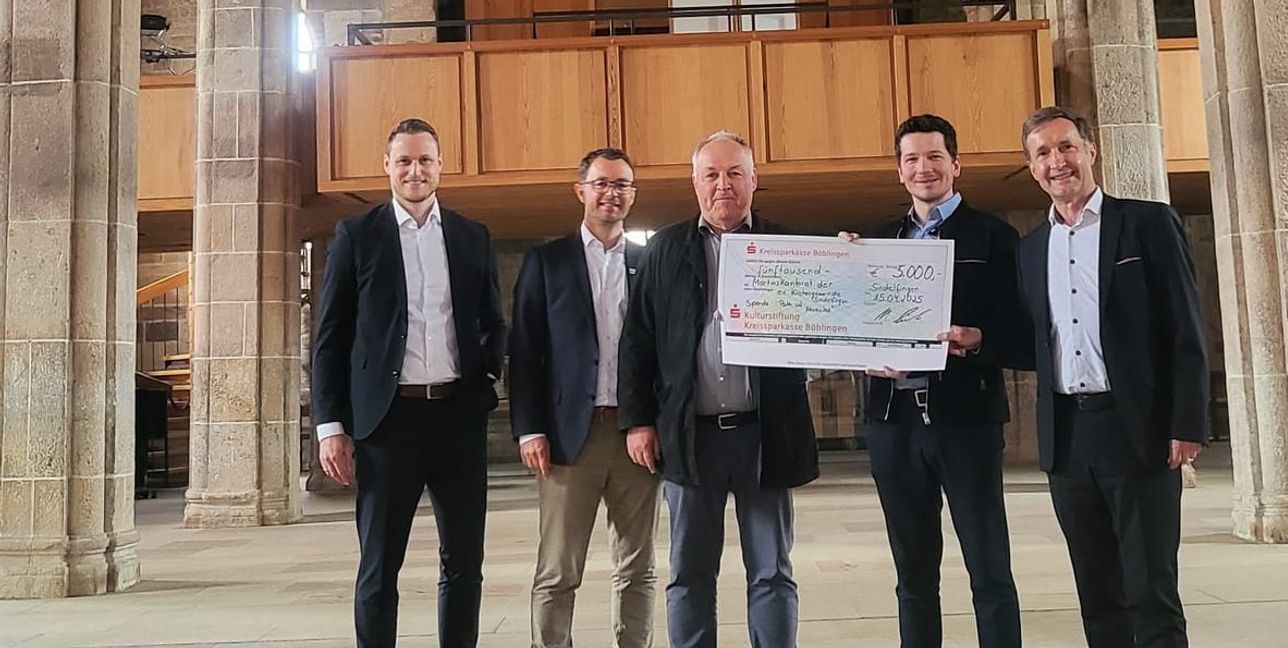 Auf unserem Foto (von links): Simon Bräuning, Carsten Vögele, Jens Junginger, Daniel Tepper und Markus Linha bei der Scheckübergabe in der leeren Martinskirche. Bild: Fecht