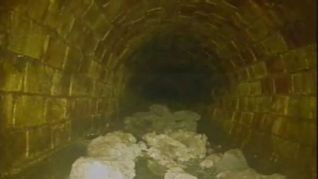 Das Foto des britischen Wasserversorgungsunternehmens Thames Water zeigt eine Verstopfung, die vermutlich rund 100 Tonnen wiegt und in der Kanalisation von Whitechapel im Osten Londons entdeckt wurde. Der „Fatberg“ – eine Masse aus erstarrten Fetten, Ölen und Fetten- - ist ungefähr 100 Meter lang.