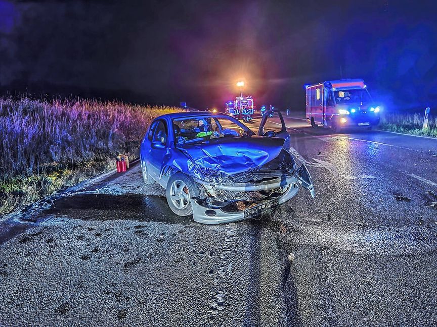 Beide Autos mussten nach dem Zusammenstoß abgeschleppt werden. Die Fahrer kamen ins Krankenhaus. Bild: SDMG/Dtettenmeyer