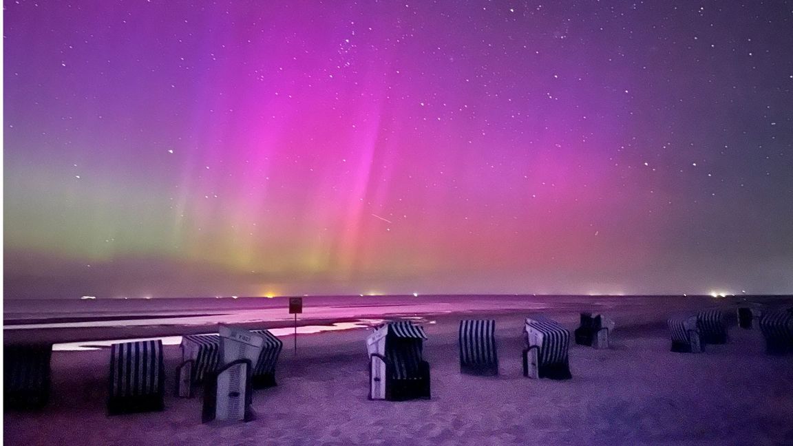 Polarlichter sind am Himmel über der Nordseeinsel Norderney zu sehen.