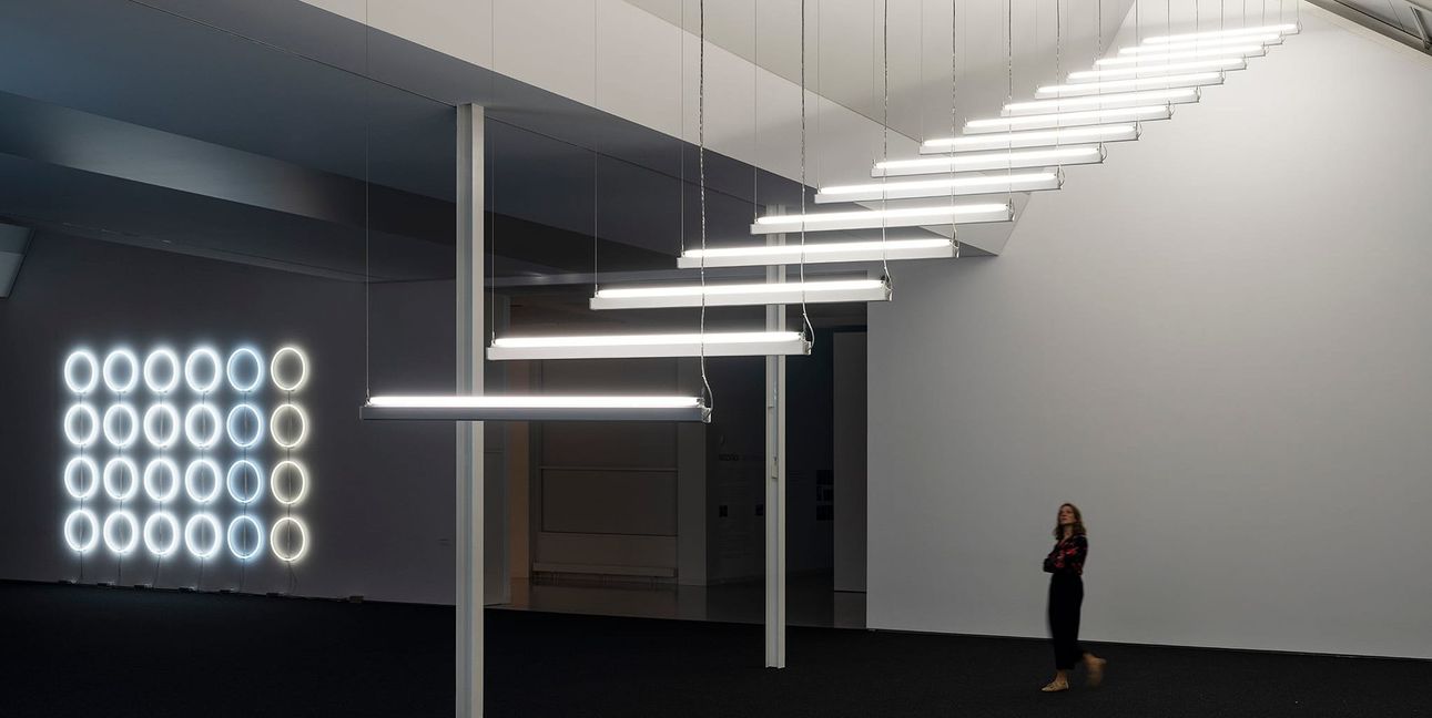 Eine Ausstellungsansicht von „Neon, LED & Co.“ mit Werken von Brigitte Kowanz (rechts). Bilder: VG Bild-Kunst, Bonn 2024, und John M Armleder, Foto: Frank Kleinbach