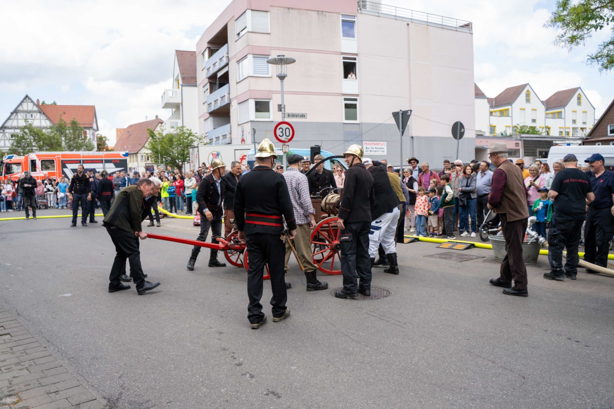 Die Hauptübung der Sindelfinger Feuerwehr bestand aus mehreren Teilen: Erst zeigten sie mit historischen Löscheinheiten, wie früher das Feuer bekämpft wurde - anschließend retteten sie aus dem Maichinger Bürgerhaus Personen über tragbare Leitern und Drehleiter.