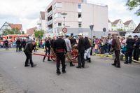Die Hauptübung der Sindelfinger Feuerwehr bestand aus mehreren Teilen: Erst zeigten sie mit historischen Löscheinheiten, wie früher das Feuer bekämpft wurde - anschließend retteten sie aus dem Maichinger Bürgerhaus Personen über tragbare Leitern und Drehleiter.