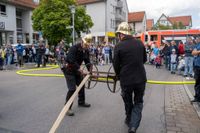 Die Hauptübung der Sindelfinger Feuerwehr bestand aus mehreren Teilen: Erst zeigten sie mit historischen Löscheinheiten, wie früher das Feuer bekämpft wurde - anschließend retteten sie aus dem Maichinger Bürgerhaus Personen über tragbare Leitern und Drehleiter.