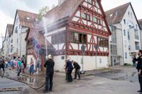 Die Hauptübung der Sindelfinger Feuerwehr bestand aus mehreren Teilen: Erst zeigten sie mit historischen Löscheinheiten, wie früher das Feuer bekämpft wurde - anschließend retteten sie aus dem Maichinger Bürgerhaus Personen über tragbare Leitern und Drehleiter.