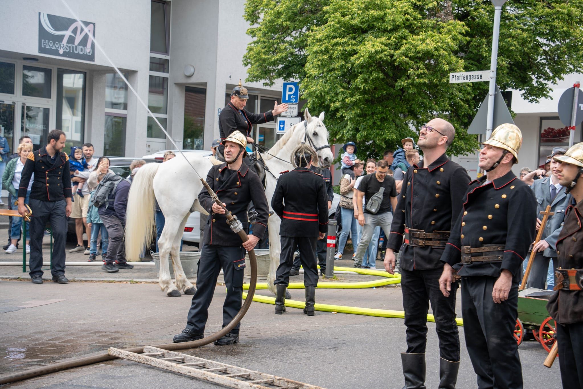 Die Hauptübung der Sindelfinger Feuerwehr bestand aus mehreren Teilen: Erst zeigten sie mit historischen Löscheinheiten, wie früher das Feuer bekämpft wurde - anschließend retteten sie aus dem Maichinger Bürgerhaus Personen über tragbare Leitern und Drehleiter.
