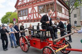 Die Hauptübung der Sindelfinger Feuerwehr bestand aus mehreren Teilen: Erst zeigten sie mit historischen Löscheinheiten, wie früher das Feuer bekämpft wurde - anschließend retteten sie aus dem Maichinger Bürgerhaus Personen über tragbare Leitern und Drehleiter.
