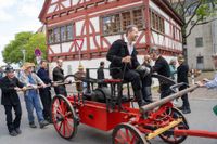 Die Hauptübung der Sindelfinger Feuerwehr bestand aus mehreren Teilen: Erst zeigten sie mit historischen Löscheinheiten, wie früher das Feuer bekämpft wurde - anschließend retteten sie aus dem Maichinger Bürgerhaus Personen über tragbare Leitern und Drehleiter.