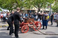 Die Hauptübung der Sindelfinger Feuerwehr bestand aus mehreren Teilen: Erst zeigten sie mit historischen Löscheinheiten, wie früher das Feuer bekämpft wurde - anschließend retteten sie aus dem Maichinger Bürgerhaus Personen über tragbare Leitern und Drehleiter.