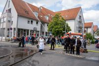 Die Hauptübung der Sindelfinger Feuerwehr bestand aus mehreren Teilen: Erst zeigten sie mit historischen Löscheinheiten, wie früher das Feuer bekämpft wurde - anschließend retteten sie aus dem Maichinger Bürgerhaus Personen über tragbare Leitern und Drehleiter.