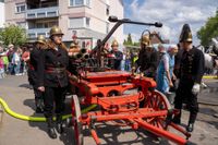 Die Hauptübung der Sindelfinger Feuerwehr bestand aus mehreren Teilen: Erst zeigten sie mit historischen Löscheinheiten, wie früher das Feuer bekämpft wurde - anschließend retteten sie aus dem Maichinger Bürgerhaus Personen über tragbare Leitern und Drehleiter.