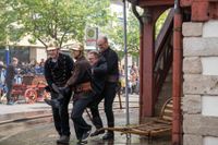 Die Hauptübung der Sindelfinger Feuerwehr bestand aus mehreren Teilen: Erst zeigten sie mit historischen Löscheinheiten, wie früher das Feuer bekämpft wurde - anschließend retteten sie aus dem Maichinger Bürgerhaus Personen über tragbare Leitern und Drehleiter.