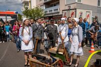 Die Hauptübung der Sindelfinger Feuerwehr bestand aus mehreren Teilen: Erst zeigten sie mit historischen Löscheinheiten, wie früher das Feuer bekämpft wurde - anschließend retteten sie aus dem Maichinger Bürgerhaus Personen über tragbare Leitern und Drehleiter.