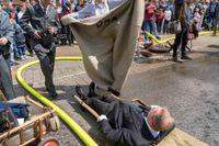 Die Hauptübung der Sindelfinger Feuerwehr bestand aus mehreren Teilen: Erst zeigten sie mit historischen Löscheinheiten, wie früher das Feuer bekämpft wurde - anschließend retteten sie aus dem Maichinger Bürgerhaus Personen über tragbare Leitern und Drehleiter.
