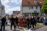 Die Hauptübung der Sindelfinger Feuerwehr bestand aus mehreren Teilen: Erst zeigten sie mit historischen Löscheinheiten, wie früher das Feuer bekämpft wurde - anschließend retteten sie aus dem Maichinger Bürgerhaus Personen über tragbare Leitern und Drehleiter.