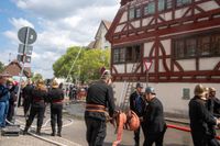 Die Hauptübung der Sindelfinger Feuerwehr bestand aus mehreren Teilen: Erst zeigten sie mit historischen Löscheinheiten, wie früher das Feuer bekämpft wurde - anschließend retteten sie aus dem Maichinger Bürgerhaus Personen über tragbare Leitern und Drehleiter.