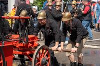 Die Hauptübung der Sindelfinger Feuerwehr bestand aus mehreren Teilen: Erst zeigten sie mit historischen Löscheinheiten, wie früher das Feuer bekämpft wurde - anschließend retteten sie aus dem Maichinger Bürgerhaus Personen über tragbare Leitern und Drehleiter.