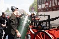 Die Hauptübung der Sindelfinger Feuerwehr bestand aus mehreren Teilen: Erst zeigten sie mit historischen Löscheinheiten, wie früher das Feuer bekämpft wurde - anschließend retteten sie aus dem Maichinger Bürgerhaus Personen über tragbare Leitern und Drehleiter.