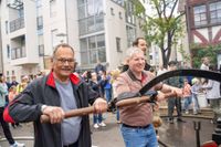 Die Hauptübung der Sindelfinger Feuerwehr bestand aus mehreren Teilen: Erst zeigten sie mit historischen Löscheinheiten, wie früher das Feuer bekämpft wurde - anschließend retteten sie aus dem Maichinger Bürgerhaus Personen über tragbare Leitern und Drehleiter.