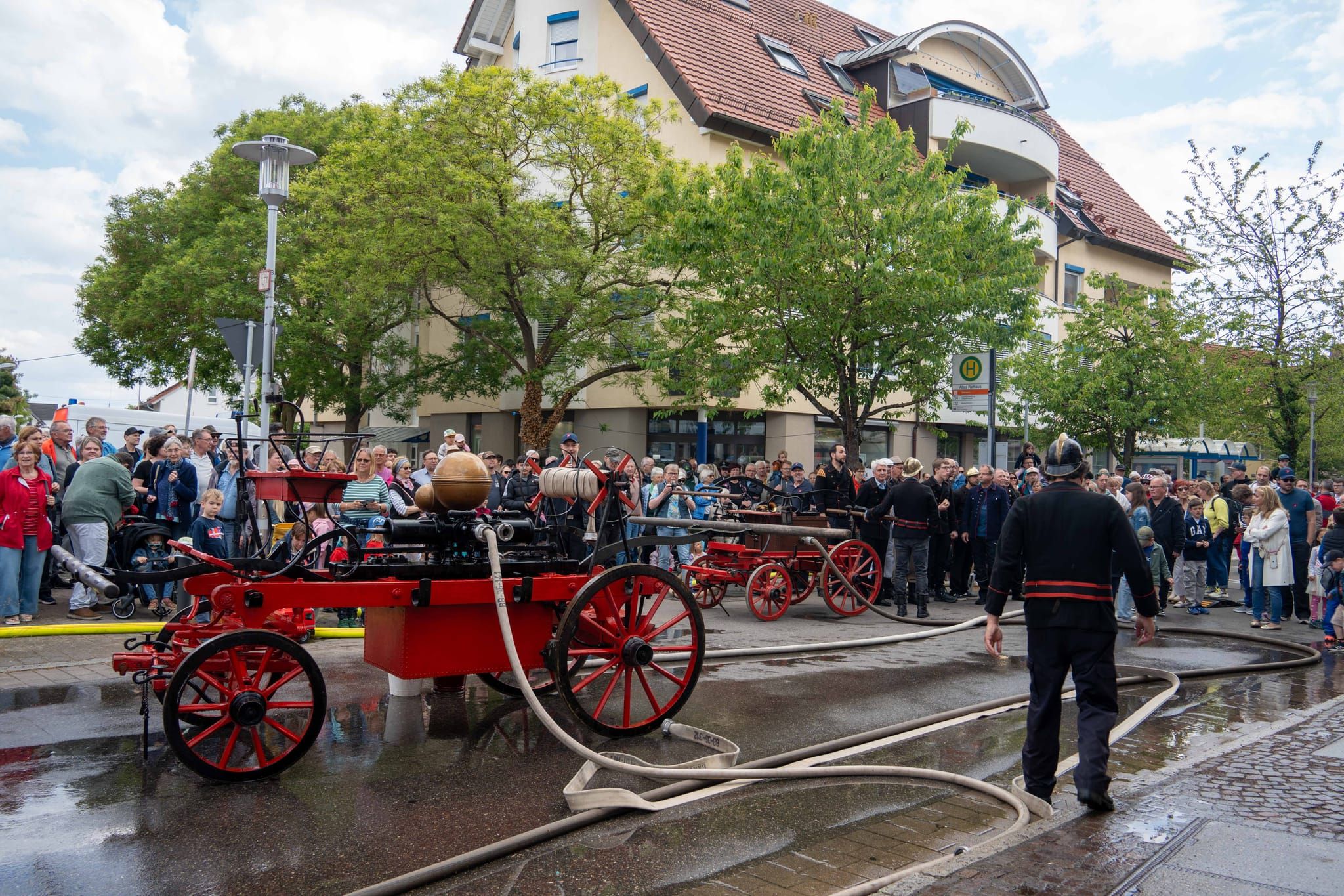 Die Hauptübung der Sindelfinger Feuerwehr bestand aus mehreren Teilen: Erst zeigten sie mit historischen Löscheinheiten, wie früher das Feuer bekämpft wurde - anschließend retteten sie aus dem Maichinger Bürgerhaus Personen über tragbare Leitern und Drehleiter.