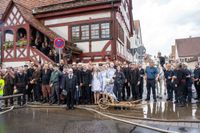 Die Hauptübung der Sindelfinger Feuerwehr bestand aus mehreren Teilen: Erst zeigten sie mit historischen Löscheinheiten, wie früher das Feuer bekämpft wurde - anschließend retteten sie aus dem Maichinger Bürgerhaus Personen über tragbare Leitern und Drehleiter.