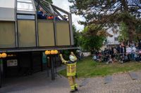 Die Hauptübung der Sindelfinger Feuerwehr bestand aus mehreren Teilen: Erst zeigten sie mit historischen Löscheinheiten, wie früher das Feuer bekämpft wurde - anschließend retteten sie aus dem Maichinger Bürgerhaus Personen über tragbare Leitern und Drehleiter.
