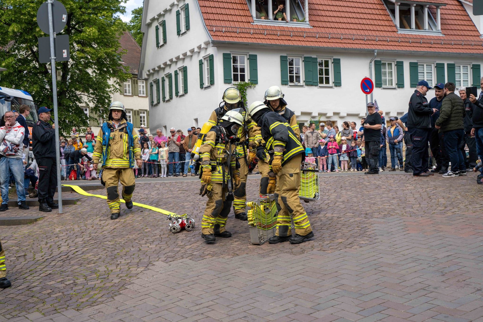 Die Hauptübung der Sindelfinger Feuerwehr bestand aus mehreren Teilen: Erst zeigten sie mit historischen Löscheinheiten, wie früher das Feuer bekämpft wurde - anschließend retteten sie aus dem Maichinger Bürgerhaus Personen über tragbare Leitern und Drehleiter.