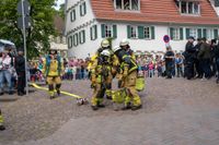 Die Hauptübung der Sindelfinger Feuerwehr bestand aus mehreren Teilen: Erst zeigten sie mit historischen Löscheinheiten, wie früher das Feuer bekämpft wurde - anschließend retteten sie aus dem Maichinger Bürgerhaus Personen über tragbare Leitern und Drehleiter.
