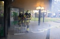 Die Hauptübung der Sindelfinger Feuerwehr bestand aus mehreren Teilen: Erst zeigten sie mit historischen Löscheinheiten, wie früher das Feuer bekämpft wurde - anschließend retteten sie aus dem Maichinger Bürgerhaus Personen über tragbare Leitern und Drehleiter.