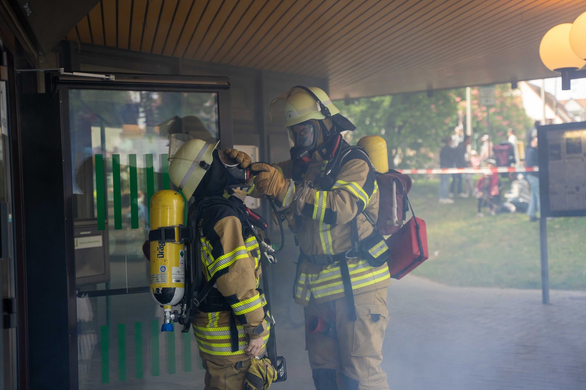 Die Hauptübung der Sindelfinger Feuerwehr bestand aus mehreren Teilen: Erst zeigten sie mit historischen Löscheinheiten, wie früher das Feuer bekämpft wurde - anschließend retteten sie aus dem Maichinger Bürgerhaus Personen über tragbare Leitern und Drehleiter.