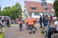 Die Hauptübung der Sindelfinger Feuerwehr bestand aus mehreren Teilen: Erst zeigten sie mit historischen Löscheinheiten, wie früher das Feuer bekämpft wurde - anschließend retteten sie aus dem Maichinger Bürgerhaus Personen über tragbare Leitern und Drehleiter.