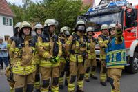 Die Hauptübung der Sindelfinger Feuerwehr bestand aus mehreren Teilen: Erst zeigten sie mit historischen Löscheinheiten, wie früher das Feuer bekämpft wurde - anschließend retteten sie aus dem Maichinger Bürgerhaus Personen über tragbare Leitern und Drehleiter.