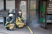 Die Hauptübung der Sindelfinger Feuerwehr bestand aus mehreren Teilen: Erst zeigten sie mit historischen Löscheinheiten, wie früher das Feuer bekämpft wurde - anschließend retteten sie aus dem Maichinger Bürgerhaus Personen über tragbare Leitern und Drehleiter.