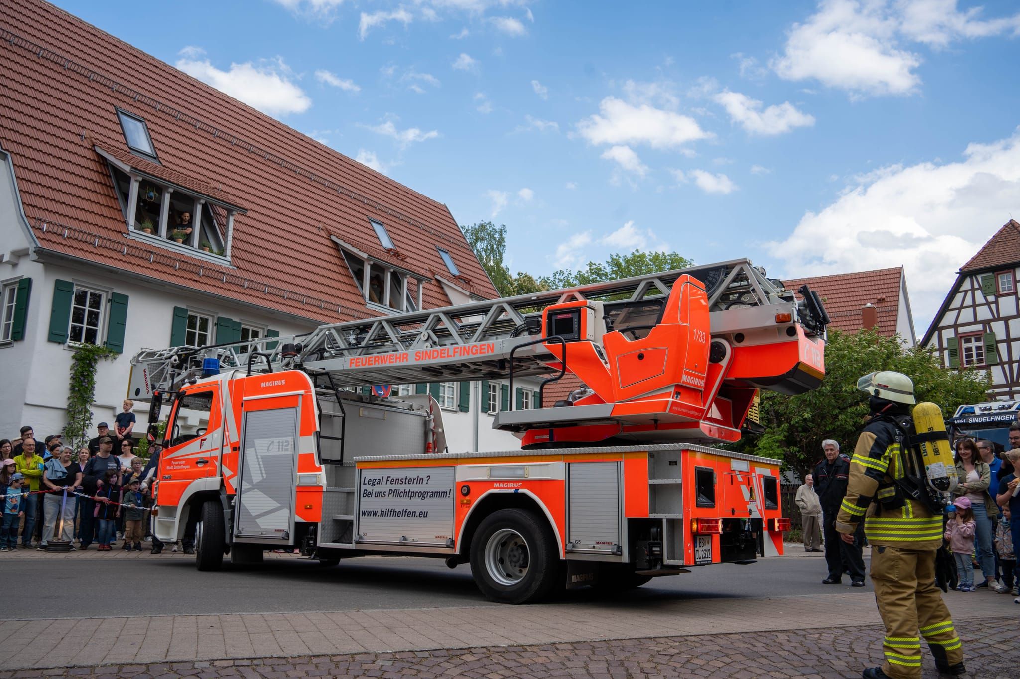 Die Hauptübung der Sindelfinger Feuerwehr bestand aus mehreren Teilen: Erst zeigten sie mit historischen Löscheinheiten, wie früher das Feuer bekämpft wurde - anschließend retteten sie aus dem Maichinger Bürgerhaus Personen über tragbare Leitern und Drehleiter.