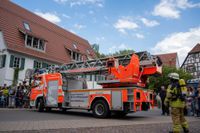 Die Hauptübung der Sindelfinger Feuerwehr bestand aus mehreren Teilen: Erst zeigten sie mit historischen Löscheinheiten, wie früher das Feuer bekämpft wurde - anschließend retteten sie aus dem Maichinger Bürgerhaus Personen über tragbare Leitern und Drehleiter.