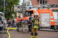 Die Hauptübung der Sindelfinger Feuerwehr bestand aus mehreren Teilen: Erst zeigten sie mit historischen Löscheinheiten, wie früher das Feuer bekämpft wurde - anschließend retteten sie aus dem Maichinger Bürgerhaus Personen über tragbare Leitern und Drehleiter.