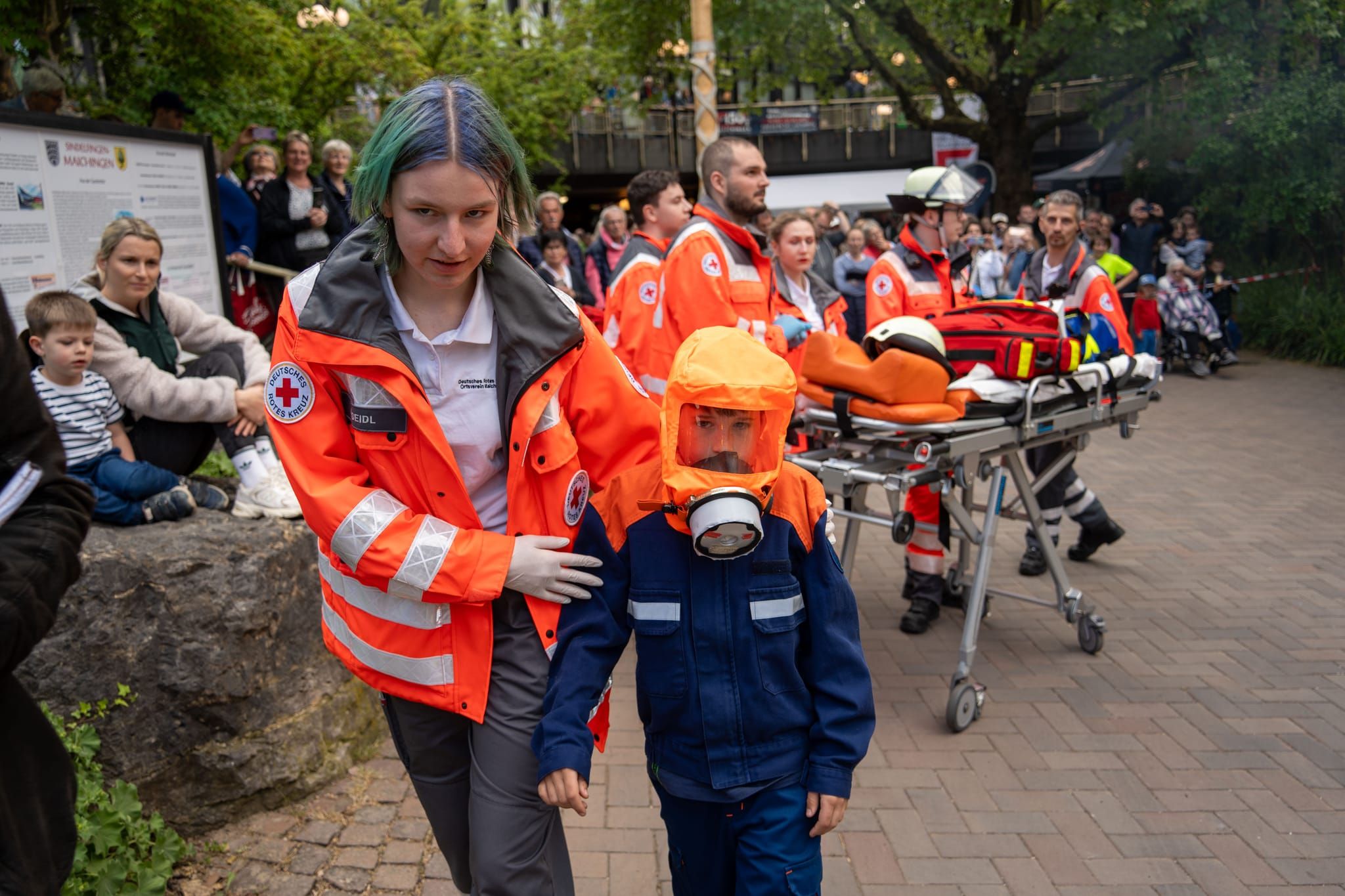 Die Hauptübung der Sindelfinger Feuerwehr bestand aus mehreren Teilen: Erst zeigten sie mit historischen Löscheinheiten, wie früher das Feuer bekämpft wurde - anschließend retteten sie aus dem Maichinger Bürgerhaus Personen über tragbare Leitern und Drehleiter.
