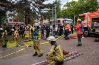 Die Hauptübung der Sindelfinger Feuerwehr bestand aus mehreren Teilen: Erst zeigten sie mit historischen Löscheinheiten, wie früher das Feuer bekämpft wurde - anschließend retteten sie aus dem Maichinger Bürgerhaus Personen über tragbare Leitern und Drehleiter.