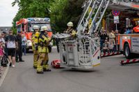 Die Hauptübung der Sindelfinger Feuerwehr bestand aus mehreren Teilen: Erst zeigten sie mit historischen Löscheinheiten, wie früher das Feuer bekämpft wurde - anschließend retteten sie aus dem Maichinger Bürgerhaus Personen über tragbare Leitern und Drehleiter.