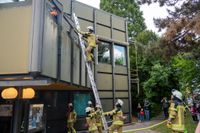 Die Hauptübung der Sindelfinger Feuerwehr bestand aus mehreren Teilen: Erst zeigten sie mit historischen Löscheinheiten, wie früher das Feuer bekämpft wurde - anschließend retteten sie aus dem Maichinger Bürgerhaus Personen über tragbare Leitern und Drehleiter.