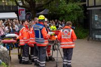 Die Hauptübung der Sindelfinger Feuerwehr bestand aus mehreren Teilen: Erst zeigten sie mit historischen Löscheinheiten, wie früher das Feuer bekämpft wurde - anschließend retteten sie aus dem Maichinger Bürgerhaus Personen über tragbare Leitern und Drehleiter.
