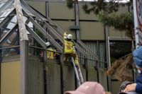 Die Hauptübung der Sindelfinger Feuerwehr bestand aus mehreren Teilen: Erst zeigten sie mit historischen Löscheinheiten, wie früher das Feuer bekämpft wurde - anschließend retteten sie aus dem Maichinger Bürgerhaus Personen über tragbare Leitern und Drehleiter.