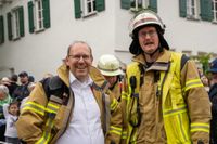 Die Hauptübung der Sindelfinger Feuerwehr bestand aus mehreren Teilen: Erst zeigten sie mit historischen Löscheinheiten, wie früher das Feuer bekämpft wurde - anschließend retteten sie aus dem Maichinger Bürgerhaus Personen über tragbare Leitern und Drehleiter.